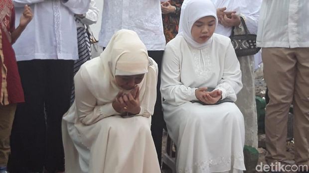 Tangis Khofifah Pecah saat Ziarah Makam Suami dan Orang Tua