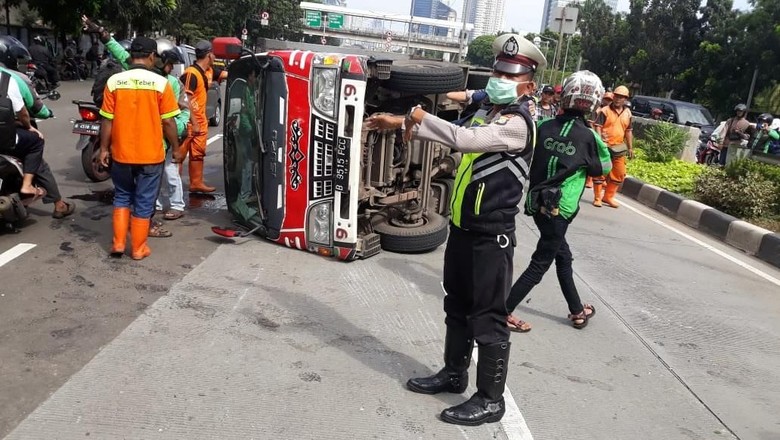Tabrak Pembatas Jalan, Truk Boks Terguling di Casablanca Tabrak Pembatas Jalan, Truk Boks Terguling di Casablanca
