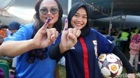 Ornamen Piala Dunia tentu saja menarik perhatian warga dan pemilih yang datang. Bahkan banyak dari mereka yang sengaja berfoto sebelum atau sesudah memasuki TPS.