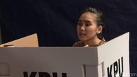 Milih siapa ya Ayu Ting Ting? Foto: Ayu Ting Ting (Noel/detikHOT)