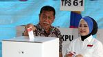 Deddy Mizwar Nyoblos Bareng Istri di TPS 61 Jatiwaringin