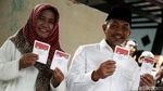 Momen Syaikhu Gendong Cucu hingga Pamer 3 Jari di TPS