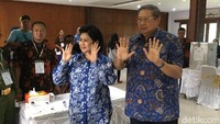 Setelah mencoblos, SBY dan Bu Ani menunjukkan 10 jari (Foto: Indra Komara/detikcom)