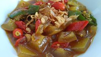 Kikil sapi dengan paduan bumbu gurih plus tambahan cabai rawit terasa sangat nikmat. Diberi sedikit kuah dan taburan bawang goreng. Kikil mercon buatan @as3destarz cocok dimakan dengan nasi hangat.
