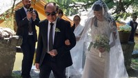 Kelly saat jalan menuju altar. Foto: Kelly Tandiono (Instagram)