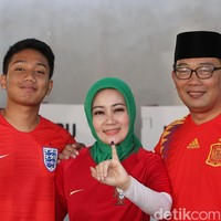Ridwan Kamil, calon gubernur Jawa Barat terpilih versi quick count memiliki istri yang populer di media sosial. Dia adalah Atalia Praratya yang kerap disebut Si Cinta oleh sang suami. Foto: Ari Saputra