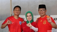 Ridwan Kamil bersama istri dan putranya kompak menunjukkan jari yang telah dicelupkan ke tinta.