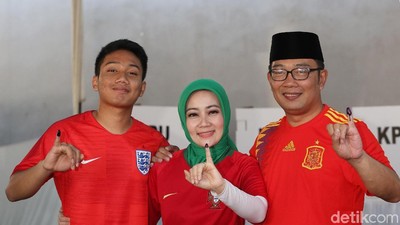 Ridwan Kamil, Si Cinta dan Sang Putra Nyoblos Pakai Jersey Berbeda