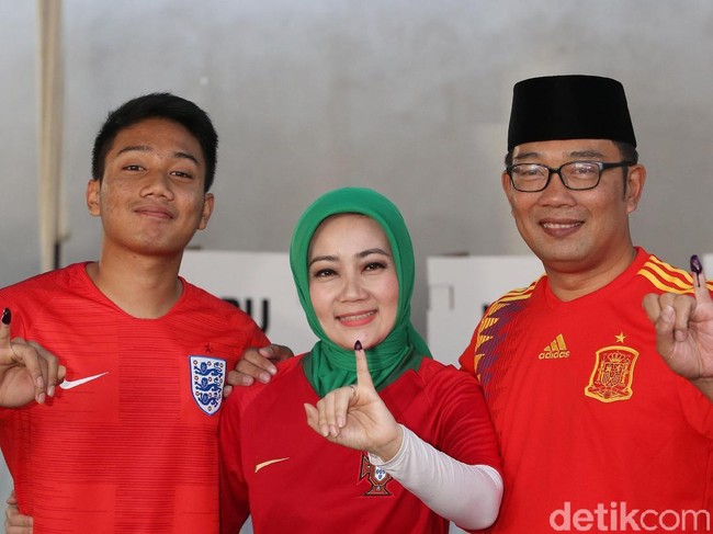 Selain Emil, istri dan anaknya juga kompak berbalut jersey. Atalia Emil memilih jersey timnas Portugal, sementara jersey timnas Inggris menjadi pilihan si sulung Emiril Kahn Mumtaz. (Foto: Ari Saputra)