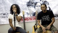 Meski begitu, Slank tetap semangat membawakan lagunya. Foto: Slank (Palevi/detikHOT)