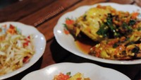 Ketika mampir ke salah satu restoran, @rezaramadan14 pun tak melewatkan sepiring kikil mercon super pedas.