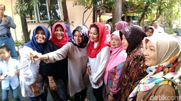 Banyak warga mengajak Risma dan Puti berfoto bersama