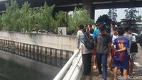 Gunawan tak hanya sekali melihat buaya. Kemarin pas jam sama juga muncul buaya. Saya juga rekam videonya. Kata orang sih ada tiga buaya. Tapi saya lihat cuma satu, ucap Gunawan. Foto: Lokasi buaya muncul di Grogol. (Arief-detikcom)
