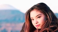 Syandria diketahui sering menjelajahi aneka tempat di dunia. Di Indonesia, ia pernah pergi ke Gunung Bromo (syandria/Instagram)