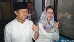 Akhirnya Emil Bareng Istri Nyoblos Pilgub Jatim di TPS yang Diminta Akhirnya Emil Bareng Istri Nyoblos Pilgub Jatim di TPS yang Diminta