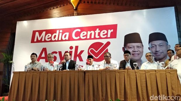 Cagub Sudrajat saat menyampaikan keterangan berkaitan quick count Pilgub Jabar 2018.