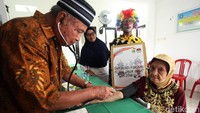 Bagi para warga yang ingin memeriksakan kondisi kesehatan, Panitia Kampung Pilkada juga menyediakan pos pemeriksaan kesehatan.