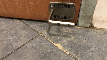 Pintu yang bisa dibuka dengan kaki jika tidak ingin menyentuh gagang pintu. Foto: boredpanda
