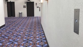 Tombol lift terletak jauh sehingga ketika sampai di depan lift tepat saat pintunya terbuka. Foto: boredpanda