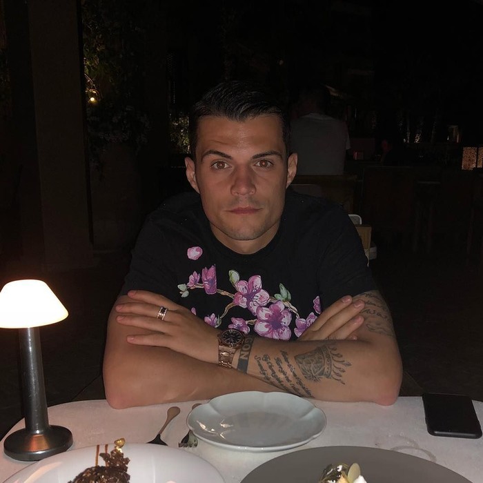  Gaya  Keren Gelandang Swiss Granit  Xhaka  yang Hobi Makan 