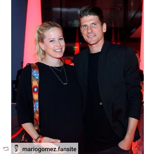 Striker veteran Jerman, Mario Gomez, memiliki istri cantik yang berprofesi sebagai model, Carina Wanzung. Berkencan sejak akhir 2012, Mario menikahi Carina pada 22 Juli 2016. Foto: Dok. Instagram Mariogomez Fansite