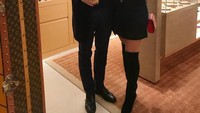Ditemani segelas cocktail dingin dan segar, Granit tampil kasual dengan sang istri di acara Louis Vuitton. Foto: Instagram @granitxhaka