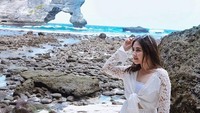 Prilly Latuconsina disebut hamil oleh netizen dan membuatnya marah akibat tudingannya itu. Dok. Instagram/prillylatuconsina96