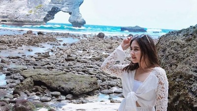 Intip Liburannya Prilly Latuconsina di Bali