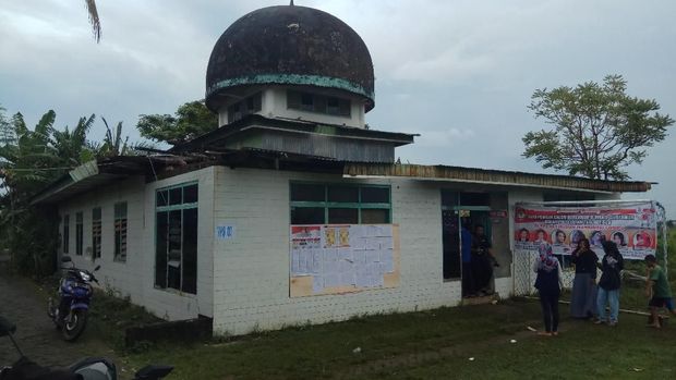 Bekas Masjid di Maros Disulap Jadi TPS Bernuansa Sepak Bola