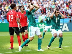 Kecewanya para pemain Jerman. REUTERS/Michael Dalder.