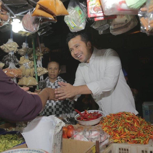 Usia muda Emil dinilai mampu menarik perhatian kaum millennial. Pun latar belakang Emil yang merupakan mantan penyanyi yang telah menelurkan album. Foto: dok. Instagram (Emildardak)