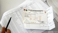 Surat suara diberikan kepada warga setelah dilakukan pendataan oleh petugas yang berjaga.