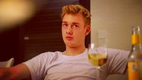 “Family time,” tulis Brandt di keterangan foto ini. Segelas white wine nampak menemani waktunya bersantai di hari Natal. Foto: Instagram julianbrandt