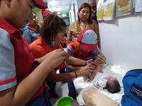 Mengharukan! Karyawan Fast Food Ini Susui Bayi yang Dibuang Dekat Gerai
