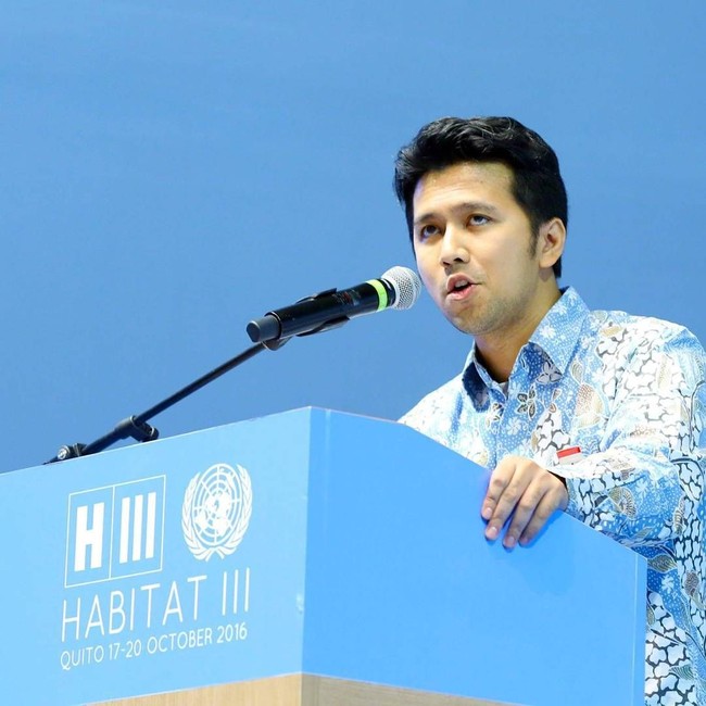 Emil dinilai sebagai sosok yang cerdas serta mempesona. Pada saat usia 17 tahun, Emil telah memperoleh gelar diploma dari Melbourne Institute of Business and Technology.  Foto: dok. Instagram (Emildardak)