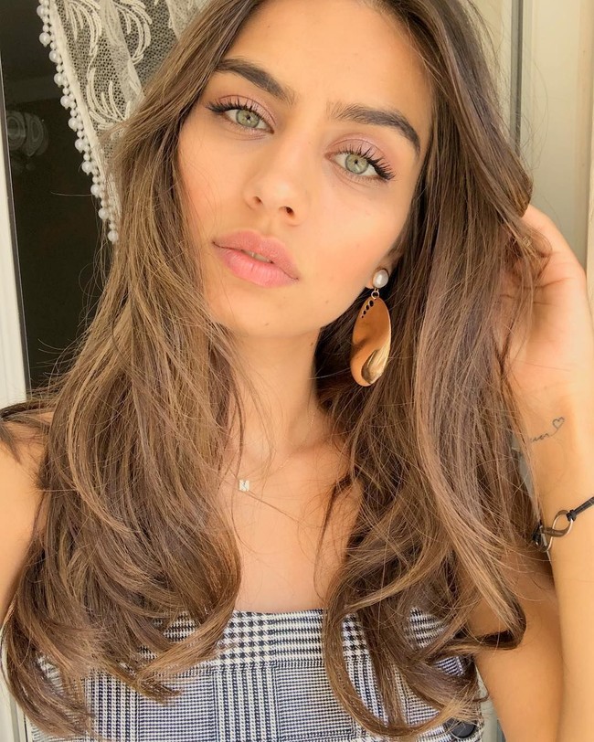 Gelandang Jerman, Mesut Ozil, punya kekasih super cantik dan seksi. Dia adalah pemenang Miss Turki 2014 Amine Gulse. Wanita 24 tahun ini juga menjadi finalis Miss World 2014. Foto: Dok. Instagram