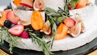Sekilas kue ini seperti beroles buttercream. Eits! Ini kue dari susunan keju gurih lho. Ada juga pelengkap aneka buah seperti strawberry, blueberry hingga buah fig atau tin. Tetep cantik kan? Foto: Rachel Red Photography