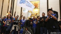 Sebagian dari mereka kompak mengenakan busana serba biru.