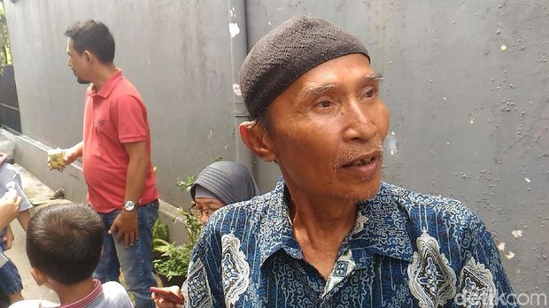 Petugas TPS 76 Kota Bekasi marah karena ada warga yang merobek surat undangan pilkada. Saat itu kebetulan cawagub Jabar Ahmad Syaikhu hendak memasukkan surat suara ke kotak suara