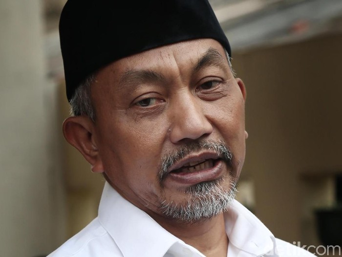 H. Ahmad Syaikhu. (lahir di Cirebon, Jawa Barat, 23 Januari 1965; umur 53 tahun) adalah seorang politikus Indonesia. Ia adalah Wakil Wali Kota Bekasi, Jawa Barat mendampingi Rahmat Effendi yang dilantik pada 10 Maret 2013.[1] Pasangan ini diusung Partai Golkar, Partai Keadilan Sejahtera (PKS). Sebelumnya, Ahmad Syaikhu merupakan anggota DPRD Provinsi Jawa Barat dari Fraksi PKS.