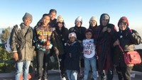Via Vallen pergi bersama keluar besarnya di kawasan Gunung Bromo. Happy holiday wth lovely family in bromo mountain, kata dia (Via Vallen/Instagram)