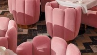 Dijamin kursi velvet pink yang halus dan lembut ini, akan membuat setiap pengunjung semakin betah berlama-lama di kafe pink ini. Foto: Istimewa