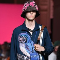 Dompet yang juga bisa berfungsi sebagai wadah kartu nama itu hadir dengan logo baru Valentino, VLTN. (Foto: Getty Images)