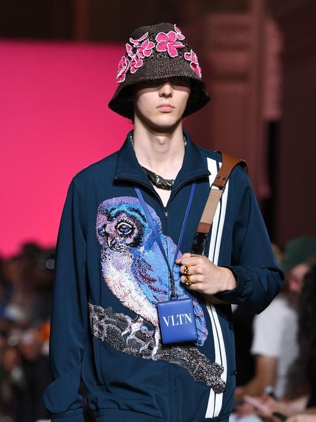 Dompet yang juga bisa berfungsi sebagai wadah kartu nama itu hadir dengan logo baru Valentino, VLTN. (Foto: Getty Images)