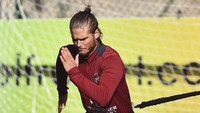 Kalau dari akun Instagramnya sih terlihat sekali sosok aslinya yang memang sporty, ia sering mengunggah foto di mana dirinya tengah menjajal berbagai macam jenis olahraga. Foto: Instagram/rurikgislason