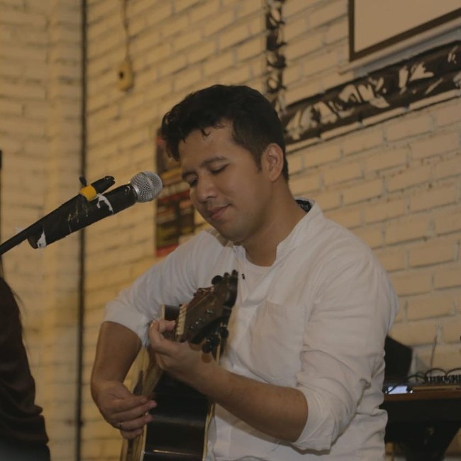 Saat menjabat sebagai bos di perusahaan infrastruktur pada 2009, Emil juga terjun sebagai penyanyi. Foto: dok. Instagram (Emildardak)