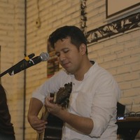 Saat menjabat sebagai bos di perusahaan infrastruktur pada 2009, Emil juga terjun sebagai penyanyi. Foto: dok. Instagram (Emildardak)