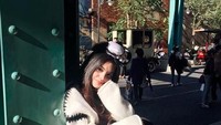 Ia juga pernah berkunjung ke Disneyland dan memakai properti ala Mickey ini (syandria/Instagram)