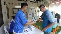 Para petugas pemungutan suara di TPS ini juga mengenakan jersey bola peserta Piala Dunia 2018.