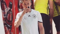 Menuliskan lambang negara Jerman di keterangan foto, Brandt menyesap segarnya minuman soda di sela-sela latihan. Foto: Instagram julianbrandt